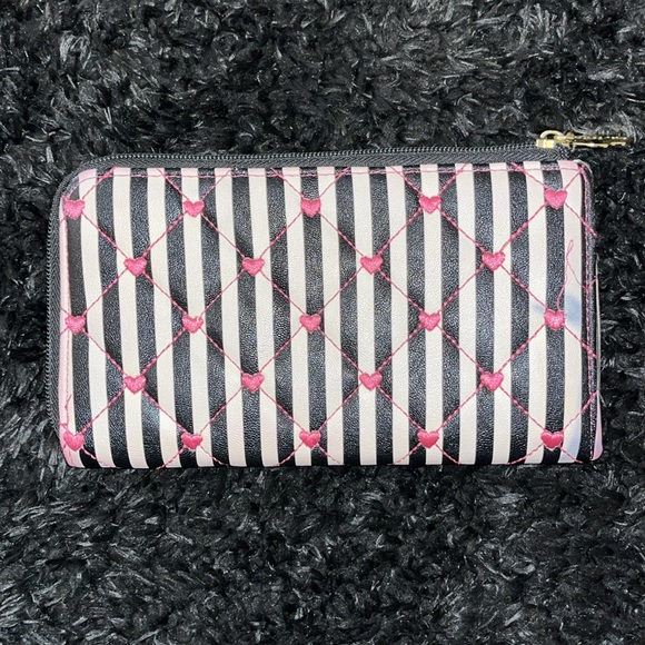 Beautiful Betsey Johnson Quilted Heart Wallet - Picture 3 of 5